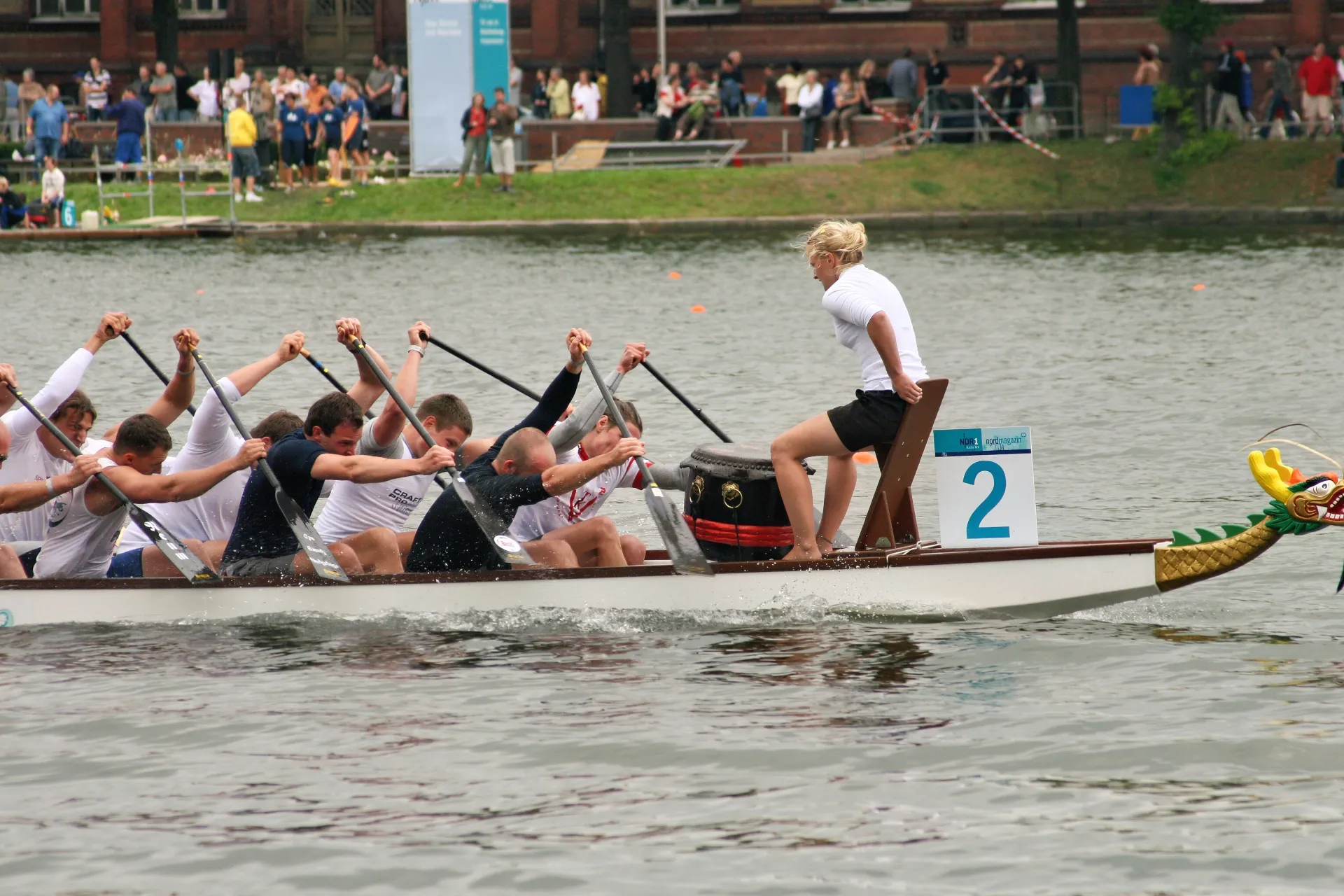 Drachenboot mit Paddelnden und Trommlerin auf dem Pfaffenteich