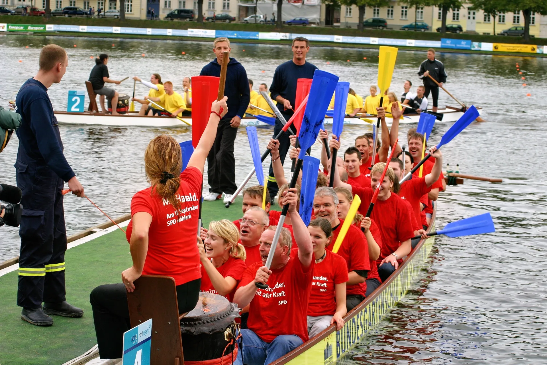 Drachenboot-Team nach einem Rennen in Schwerin, unter anderem mit Manuela Schwesig und Till Backhaus