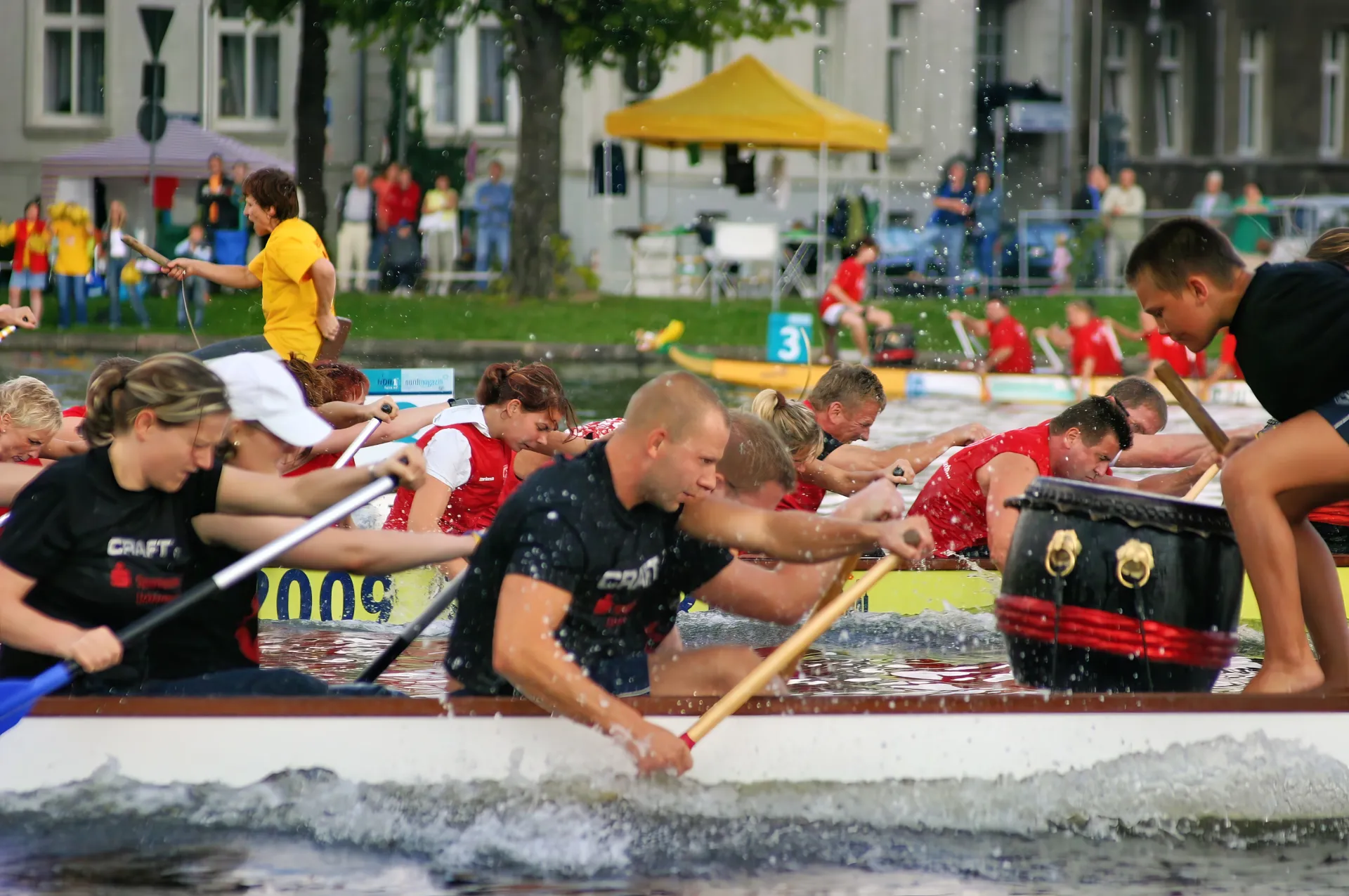 Drachenboot-Team beim gemeinsamen Paddelschlag auf dem Pfaffenteich